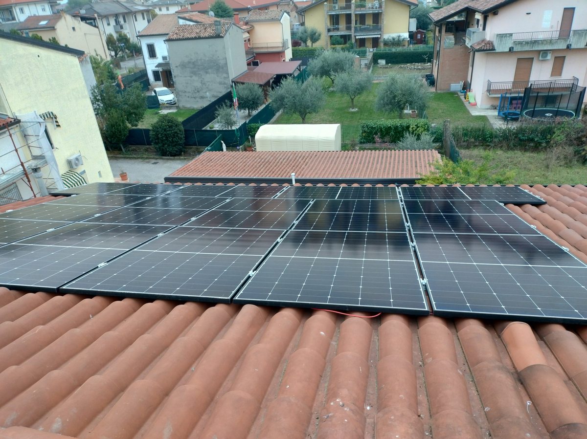 Impianto fotovoltaico installato sul tetto a coppi di un'abitazione