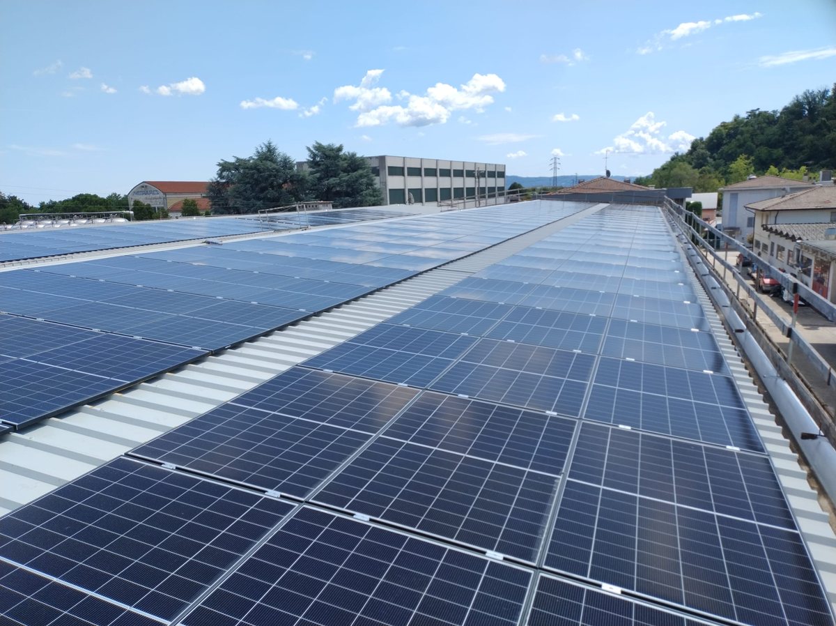 Campo fotovoltaico realizzato sulla copertura di un capannone industriale