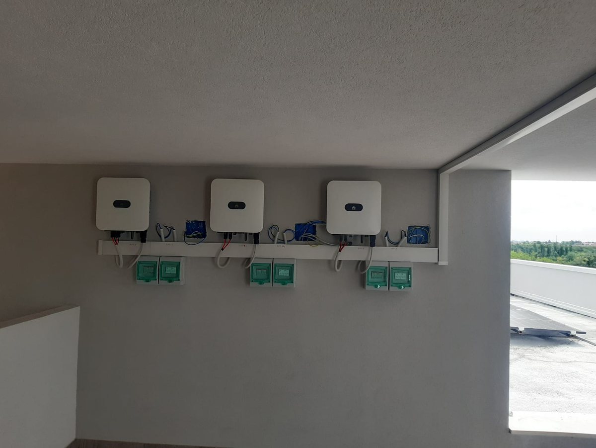Inverter fotovoltaici installati a parete e collegati al sistema di monitoraggio