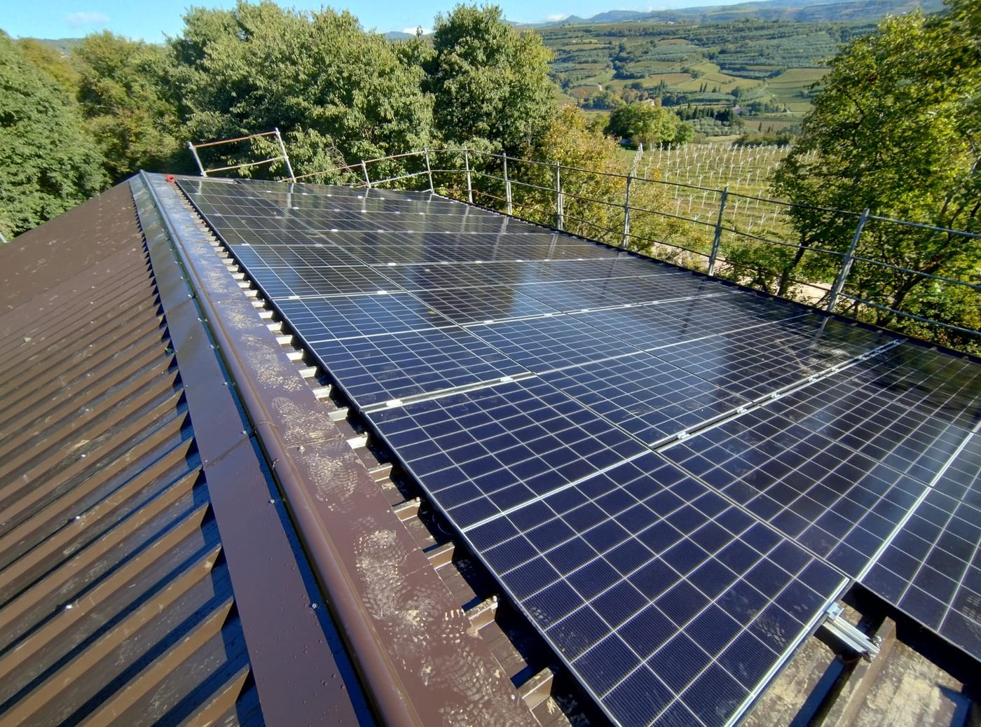 Moduli fotovoltaici installati su una copertura tra le colline veronesi